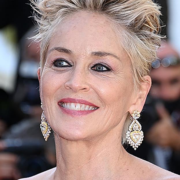 En look de belleza de Sharon Stone en la alfombra roja del Festival de Cannes 2021.