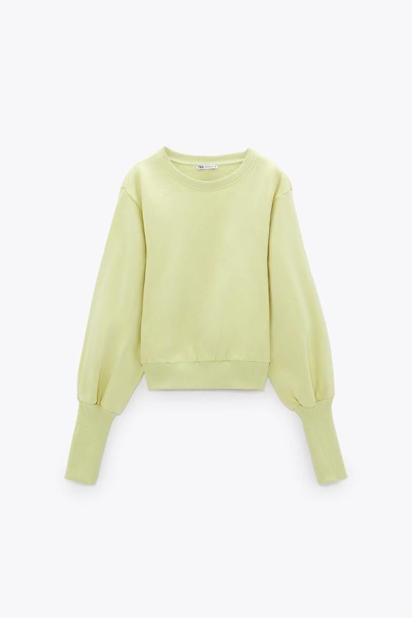 Disponible en color lima, azul o crudo, esta sudadera con manga larga abullonada tiene un precio rebajado de 3,99 euros (antes 15,95 euros).