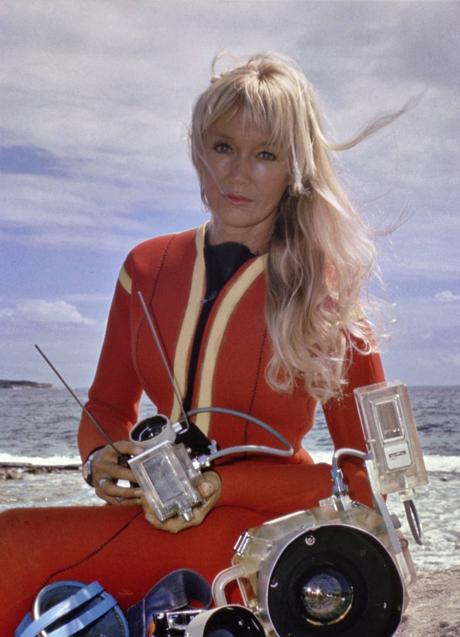 Imagen - La conservadora y buceadora Valerie Taylor, protagonista de Jugando con tiburones (Disney+), en una fotografía tomada por su marido Ron a comienzos de los 70.