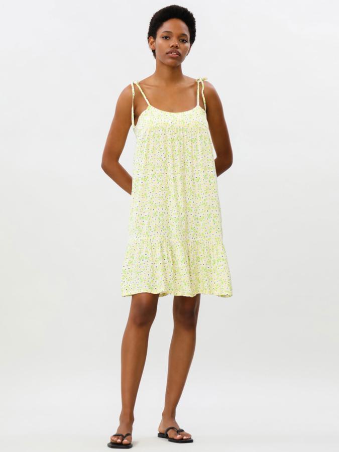 En color amarillo y con estampado, este vestido corto de tirantes finos lazados cuenta con volante en el bajo y tiene un precio de 9,99 euros. 