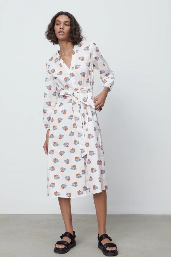 En color blanco, este vestido midi estampado con escote de pico y manga larga acabada en elástico cuenta con cinturón lazada y tiene un precio de 12,99 euros (antes 39,95 euros).