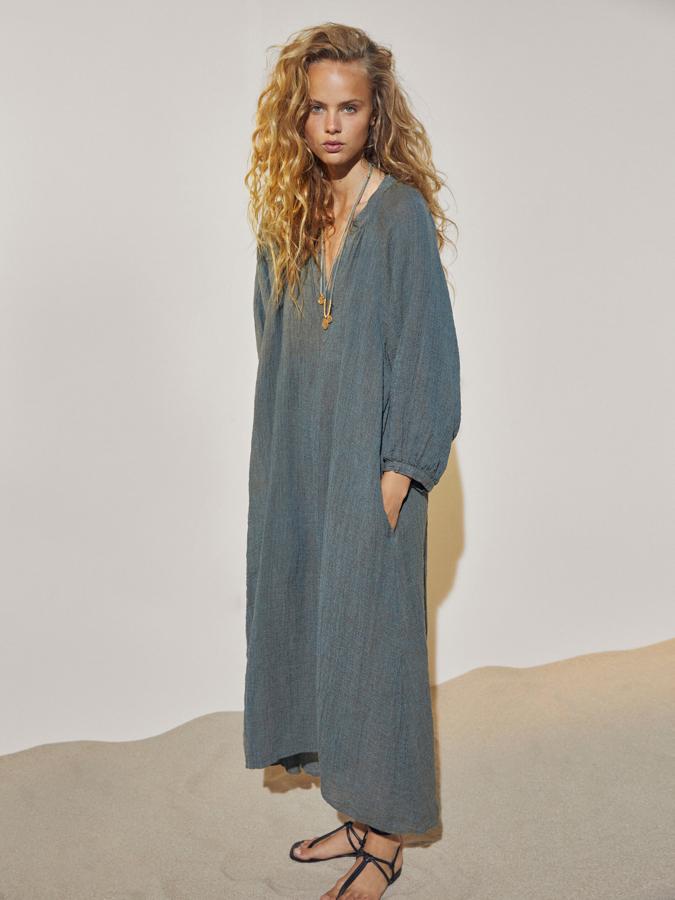De manga larga y en color azul, este vestido largo de lino con bolsillos laterales tiene un precio de 129 euros.