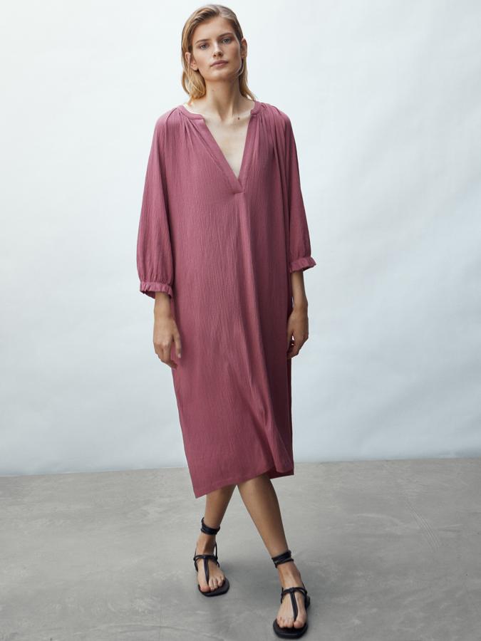 Disponible en rosa o en crudo, este vestido fluido en bambula cuenta con manga por debajo del codo y escote de pico. Tiene un precio de 59,95 euros.