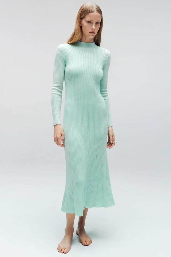 En color turquesa, este vestido largo de canalé con cuello subido y manga larga tiene un precio rebajado de 12,99 euros (antes 29,95 euros).