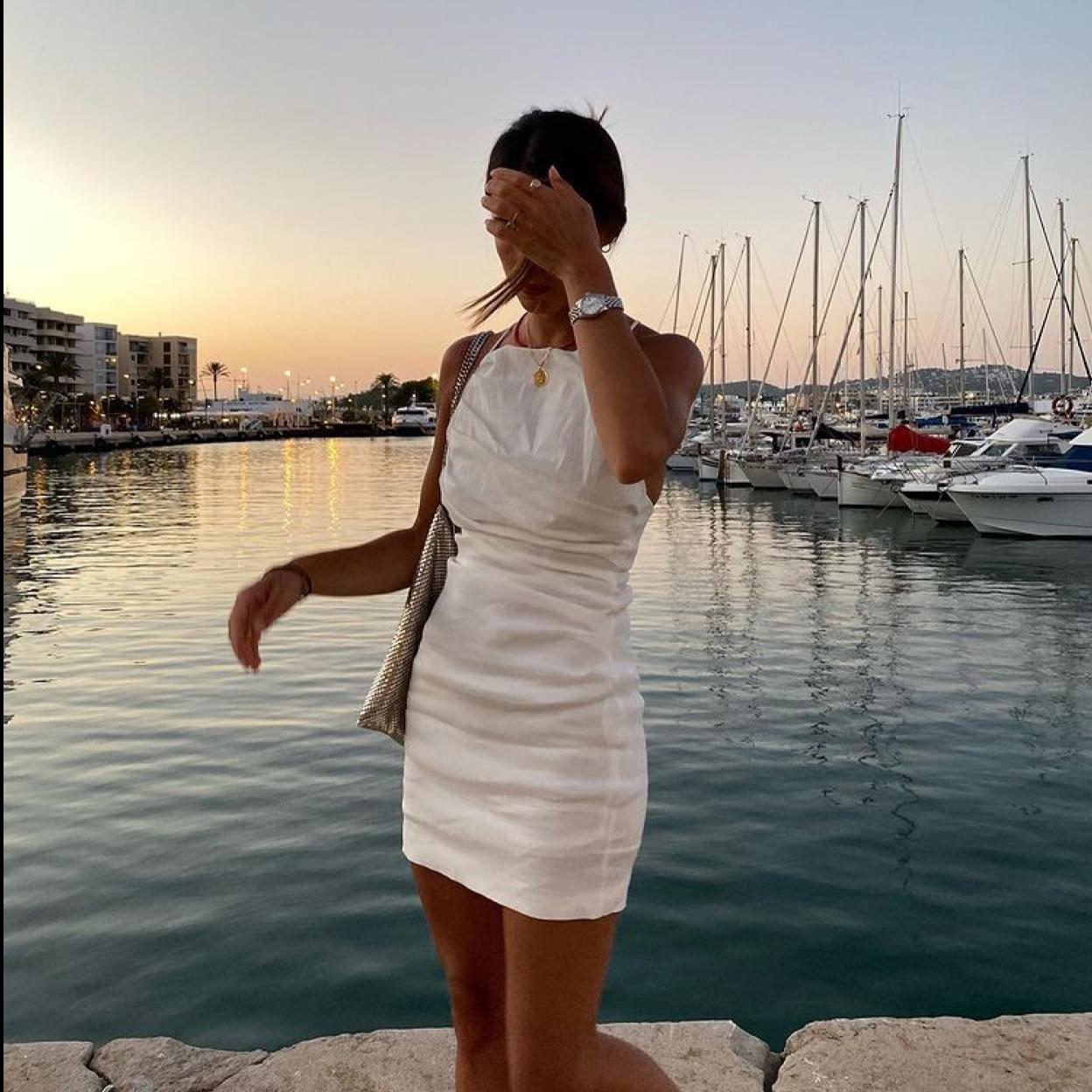 Blanco o verde: Este es el vestido drapeado de Zara que sienta de maravilla y que ha enamorado a las influencers