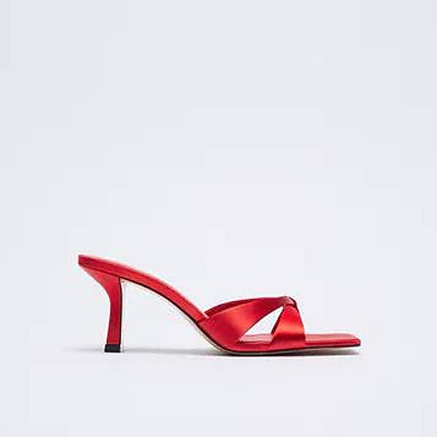 Sandalia destalonada de raso con tacón bajo, en rojo