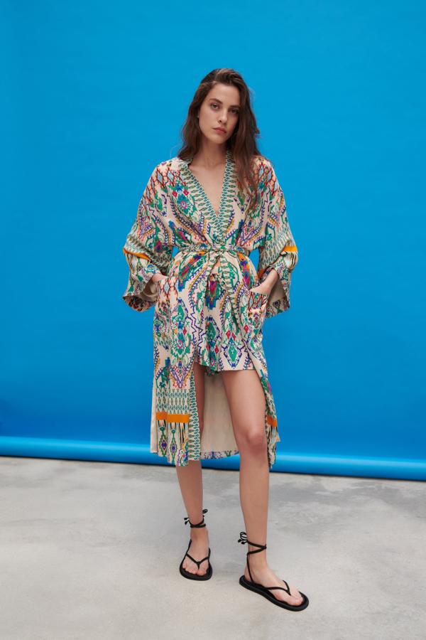 Chaqueta con estampado multicolor y cinturón de Zara (49,99e uros)