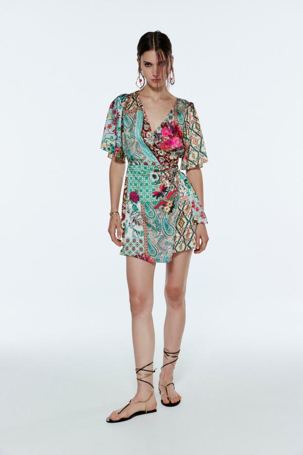 Mini vestido con estampado de flores de Zara (39,99 euros)