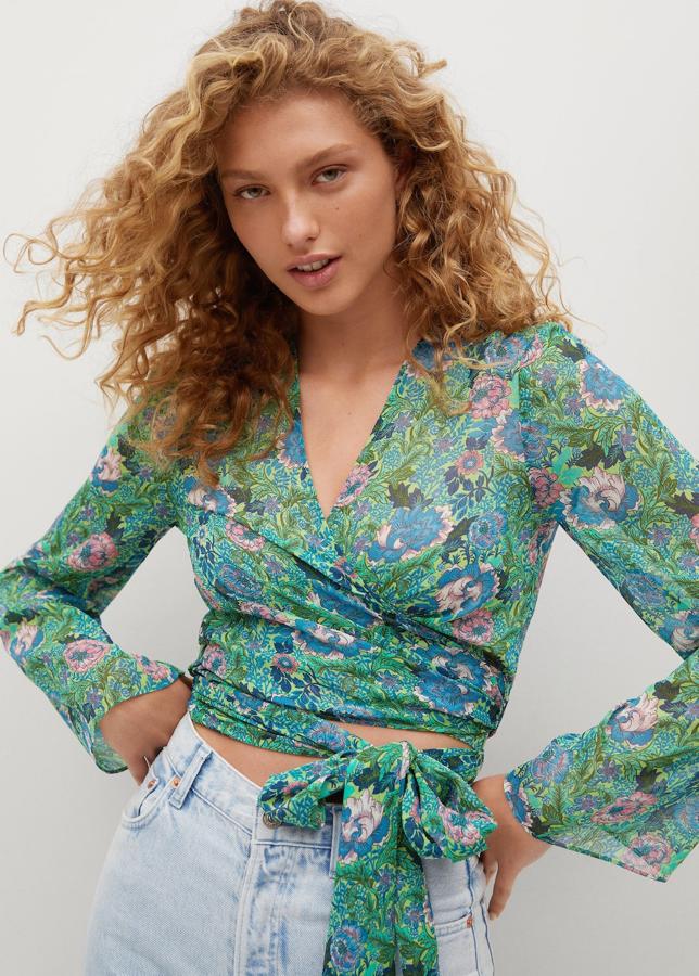 Blusa cruzada con estampado de flores de Mango (29,99 euros)