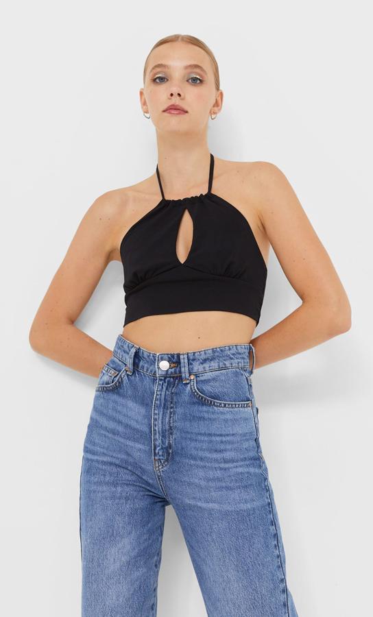Otra de las propuestas de la última colección de fiesta de Stradivarius es este bonito top negro de cuello halter atado en la nuca y con detalle de abertura en el escote. Tiene un precio de 9,99 euros y podemos encontrarlo entre las tallas XS y L.