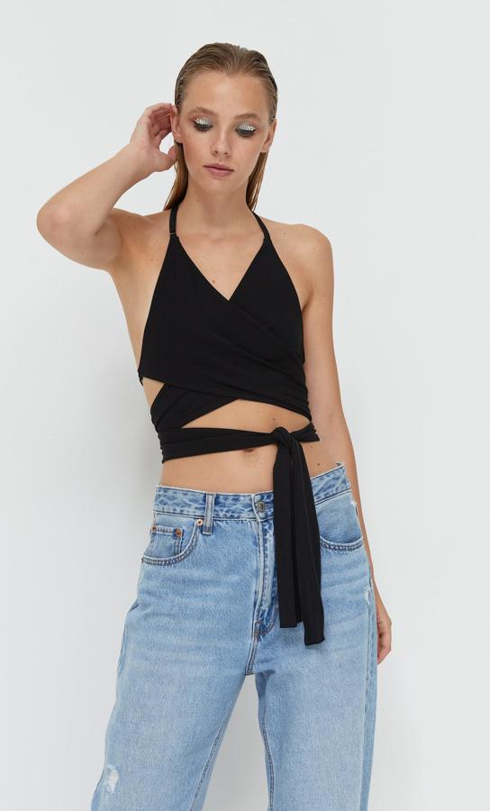 Escote de pico y tirante fino al cuello para este top negro de Stradivarius con detalle atado a la cintura que cuesta 9,99 euros y está disponible entre las tallas XS y XL. 