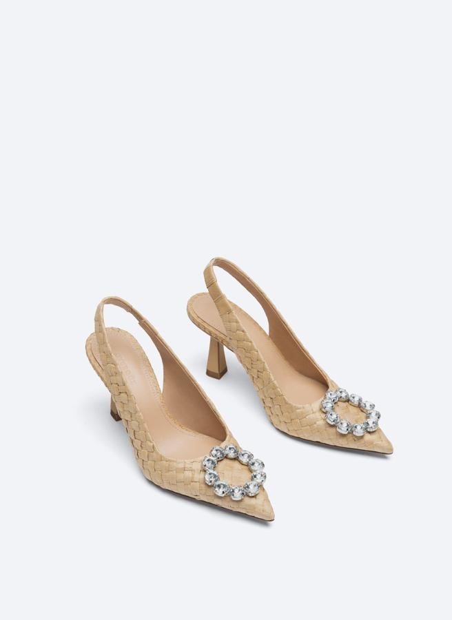 En color natural y diseño destalonado de tacón, estos zapatos en corte de papel y acabados en punta vienen con joya decorativa circular en el empeine y tacón kitten. Podemos encontrarlos entre los números 35 y 41 por 99 euros. 