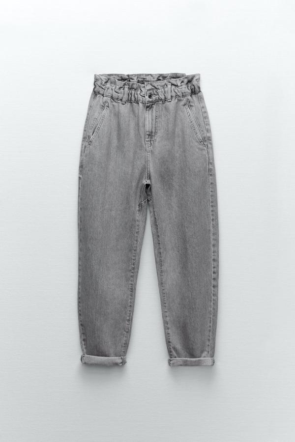 Vaqueros de corte  baggy  en color gris de la nueva colección de Zara (25,99 euros)g