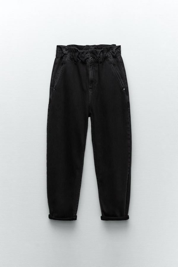 Vaqueros de corte  baggy  en color negro de la nueva colección de Zara (25,99 euros)