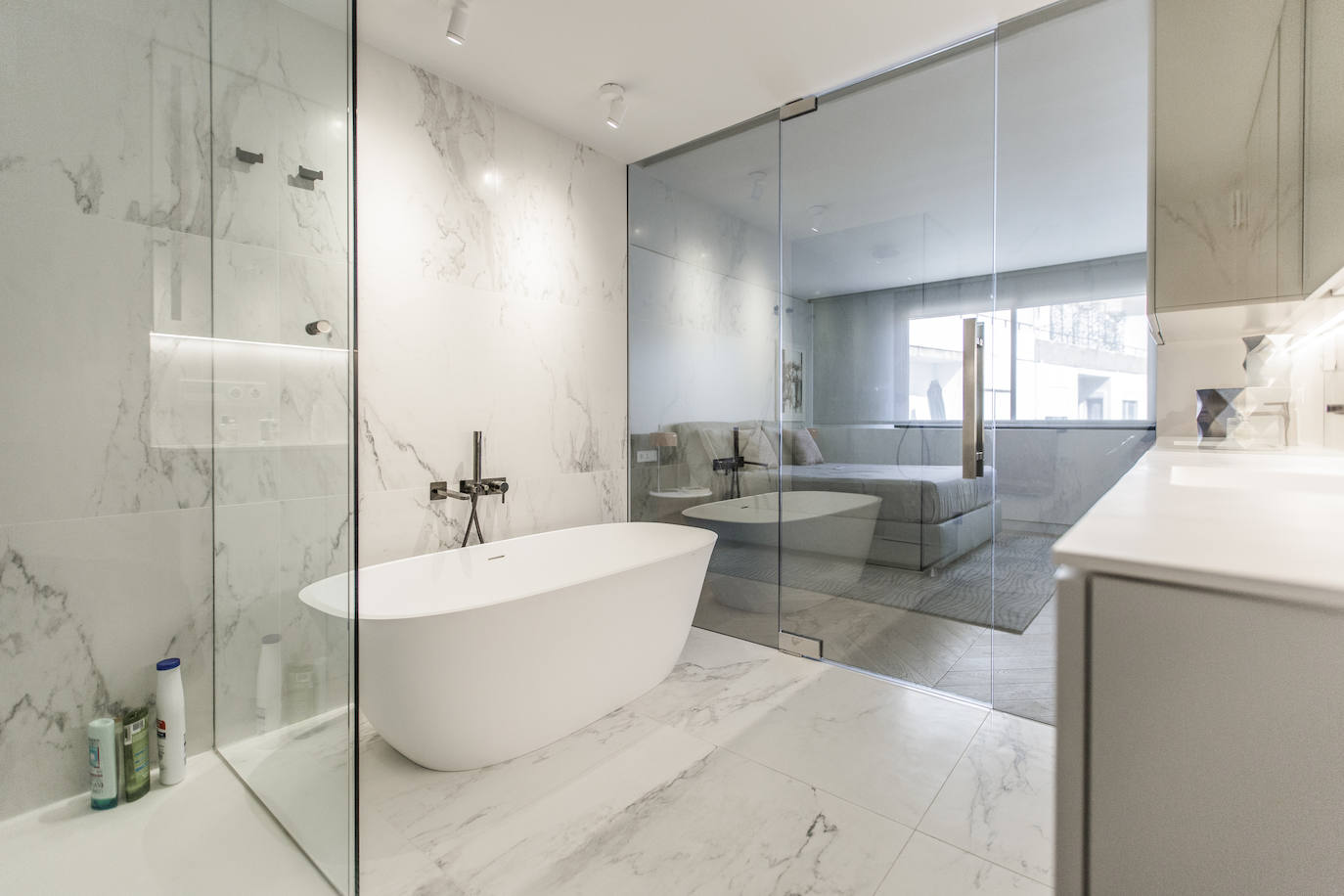 Y por último, el baño, el rincón donde relajarnos: "cada vez buscan baños con más personalidad, nos cuentan desde Houzz. La baldosa de tamaño pequeño tipo metro da un toque acogedor, sobre todo si se combinan con colores azulados o verdosos que contrasten con el blanco de los sanitarios del baño. La tendencia que se impone es la de buscar baños originales, luminosos y con aspecto fresco".