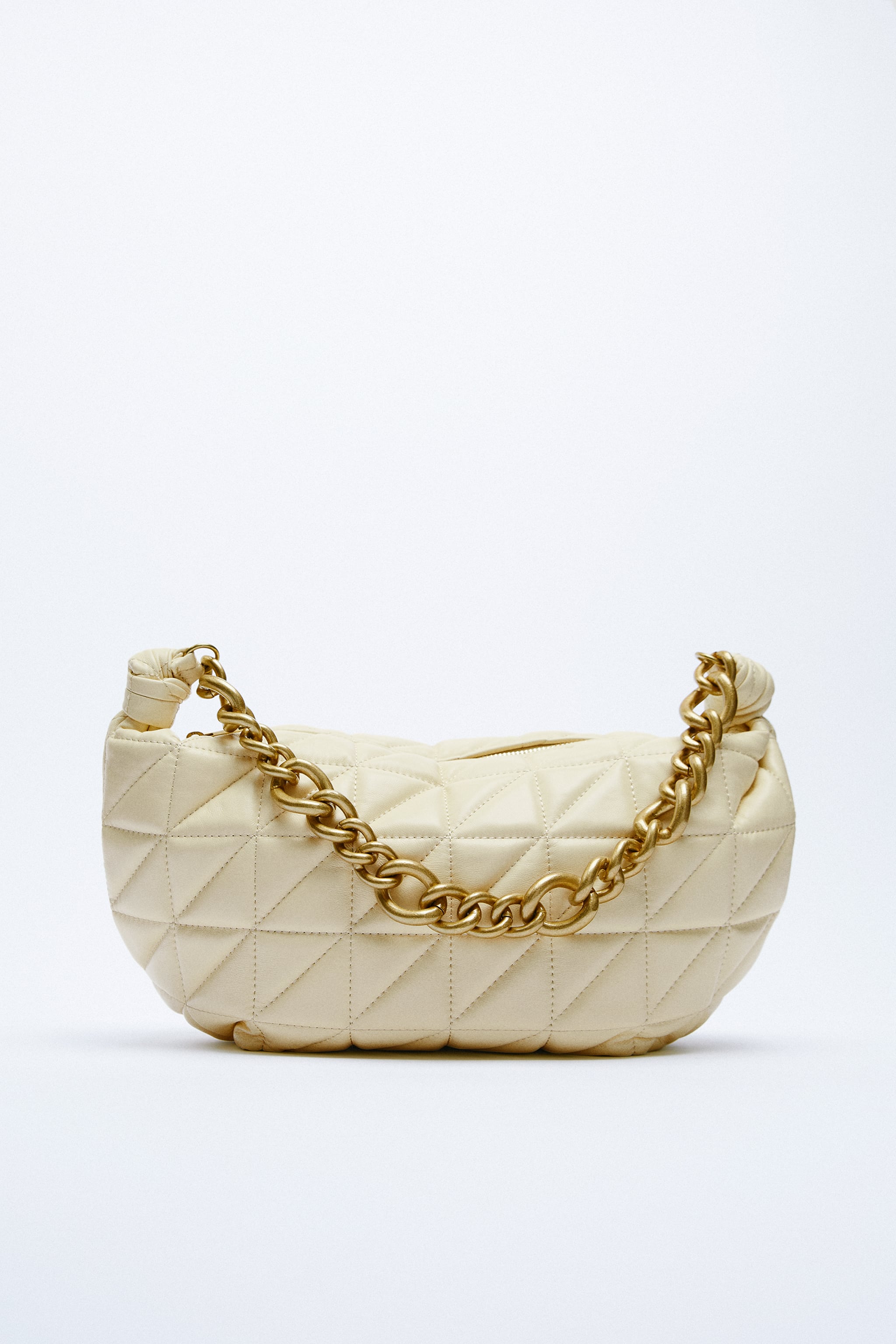 Bolso de piel acolchada en color amarillo vainilla con cadena dorada de Zara (79,95 euros)