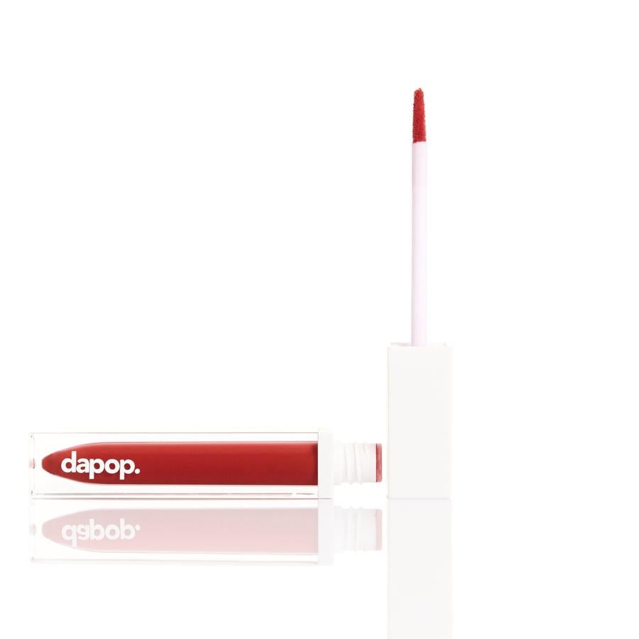 Pensados para esas largas jornadas que se alargan hasta la madrugada, este labial cruelty free, en su tono Envy, es perfecto gracias a su acabado mate hiperpigmentado con cobertura total. (12,95 euros)