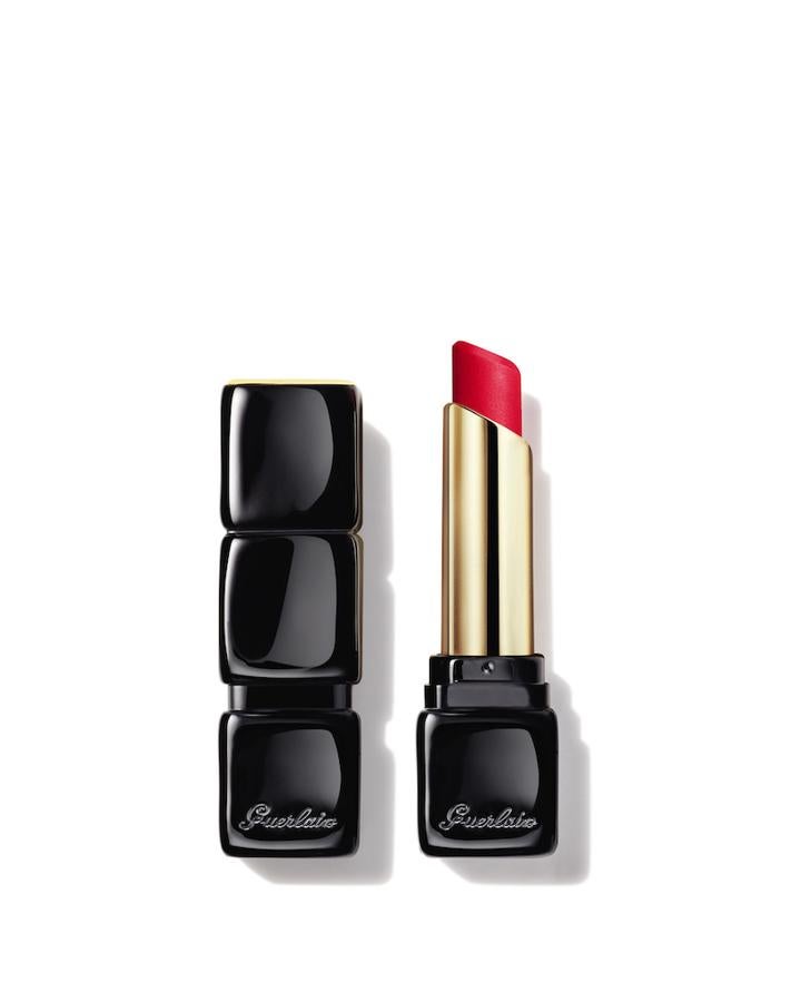 Con una duración de hasta doce horas, este icónico labial tiene una textura suave con efecto segunda piel que da la sensación de labios desnudos. Con acabado mate luminoso, será el protagonista de tu look de maquillaje en el rojo intenso de su tono 775 Kiss Rouge. (37,50 euros) 