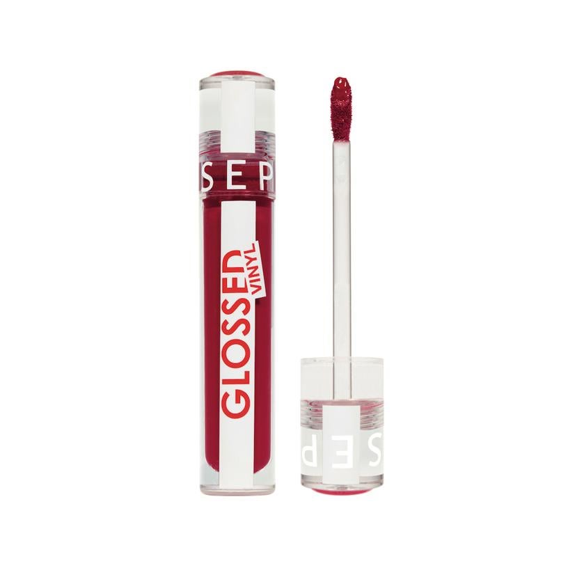 Si buscas un acabado de larga duración, este es la gama de labiales que tienes que tener presente en tu neceser. Está enriquecido con aceite de semilla de sandía para una textura cómoda, con duración de hasta 10 horas. Su tono All Powerful Red es un rojo intenso que tiende a la cereza. (10,90 euros) 