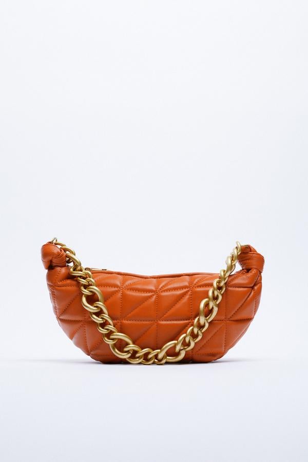 Bolso de piel acolchada en color verde con cadena naranja de Zara (49,95 euros)
