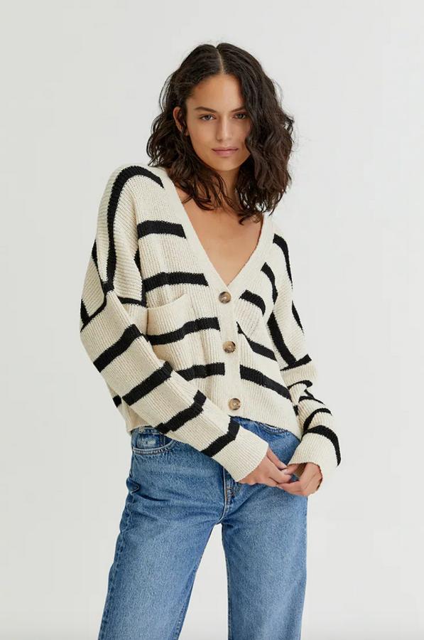 Este cárdigan en color arena con rayas marineras es de Pull&Bear y viene con escote de pico, mangas largas y bolsillos de plastrón en el frontal. Tiene cierre de botones, cuesta 25,99 euros y podemos encontrarlo entre las tallas XS y L.
