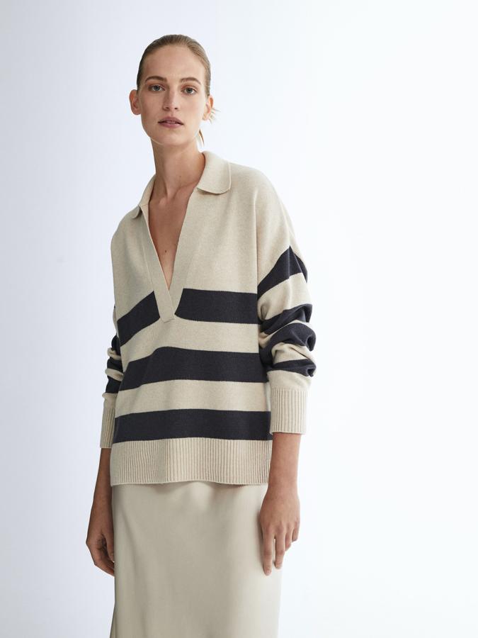 Con cuello tipo polo y escote de pico amplio, este jersey de tayas con mangas largas en color beige es de Massimo Dutti y está disponible entre las tallas XS y L por 69,95 euros. 