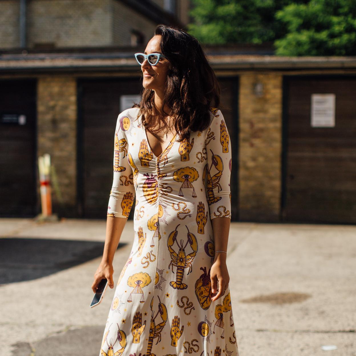 El vestido estampado más original del verano acaba de llegar a las tiendas y sienta tan bien que puedes llevarlo incluso con sandalias planas