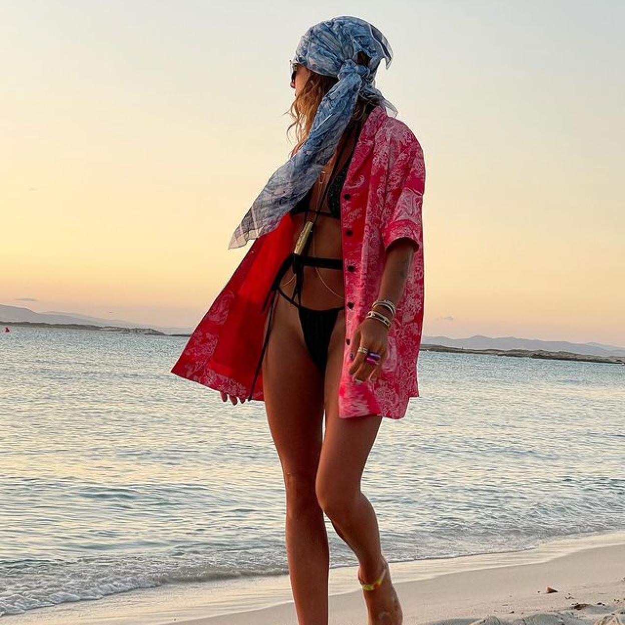 Pincha en la imagen para ver Los estampados florales de inspiración sesentera de la nueva colección de Zara que van a arrasar porque son muy elegantes y favorecedores