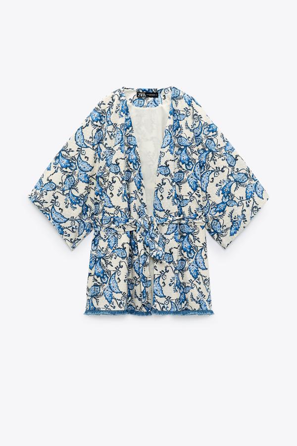 Chaqueta corta tipo kimono con cinturón de Zara (49,99 euros)