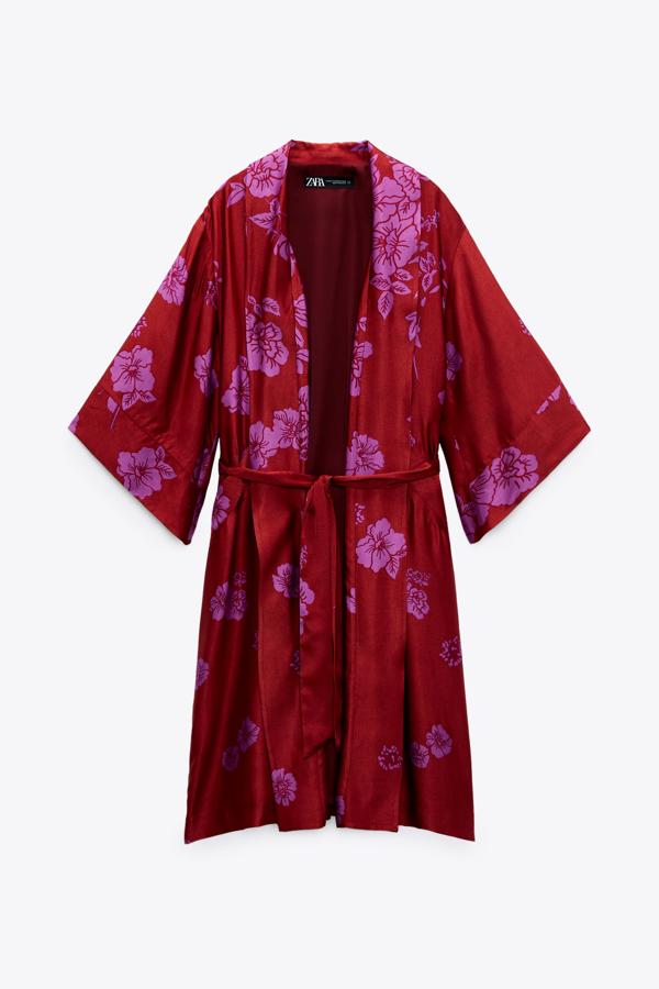 Chaqueta larga en color burdeos con estampado de flores de Zara (59,99 euros)
