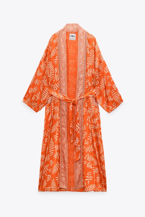 Chaqueta de color naranja con estampado de hojas de Zara (59,99 euros) 