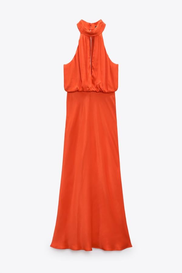 Vestido naranja con escote halter de Zara (39,99 euros)