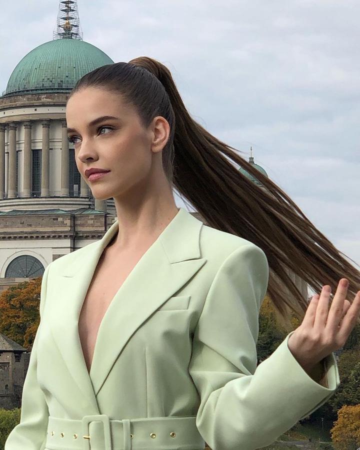 Otra coleta de inspiración años sesenta. Se caracterizan por su volumen, así que para ser lo más fieles posible al peinado, lo mejor es que nos pongamos extensiones, que engrosarán la melena y la alargarán.