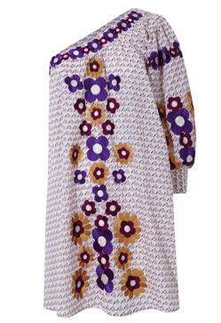 Imagen secundaria 2 - Asimétrico y de flores, este es el vestido de Marta Hazas que va a inspirar tus mejores looks veraniegos