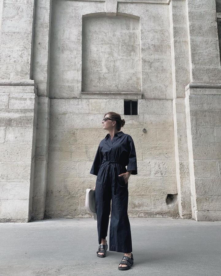 Cuantas veces nos habrá sacado el mono de un apuro. Con esta prenda lo tenemos todo hecho. Así, con cuello camisero y tejido ligero, queda muy elegante. Para ir cómoda, unas sandalias de tiras y un bolso bandolera. Un look monocromo de 10.