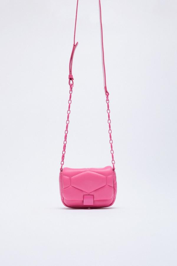 Bolso bandolera acolchado de color rosa de Zara (19,99 euros)