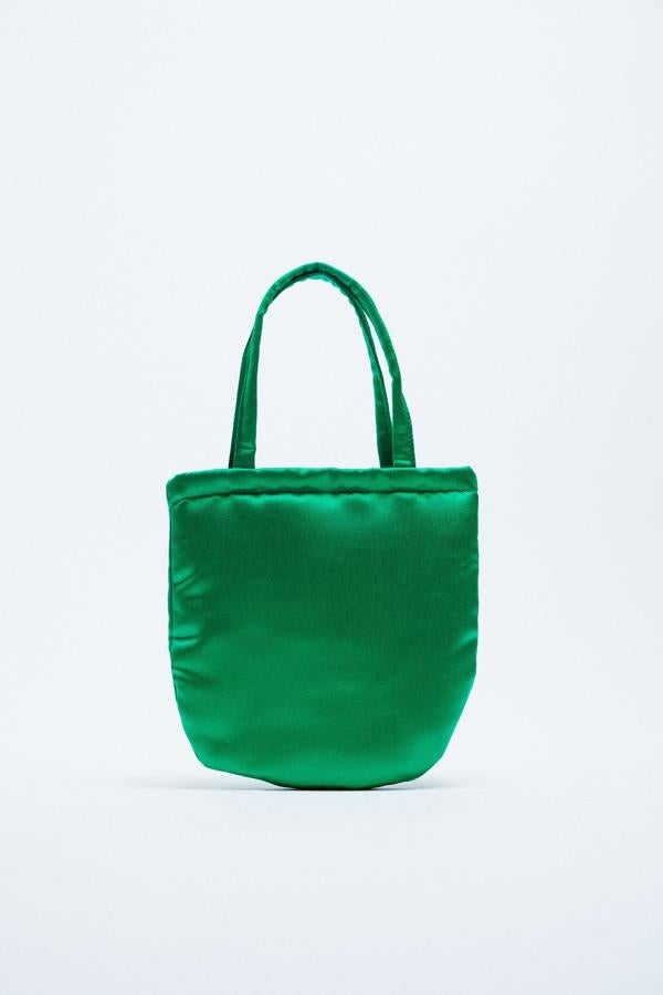 Bolso satinado de color verde de Zara (19,99 euros)