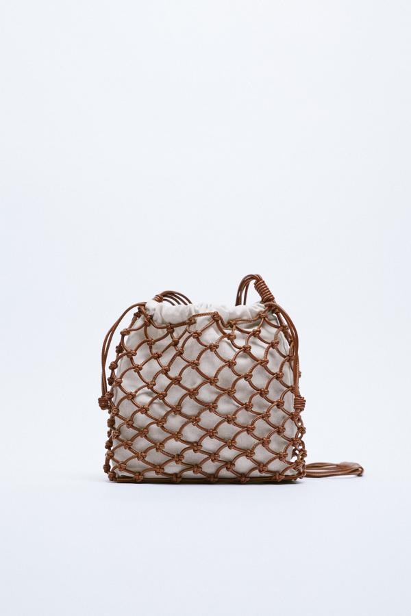 Bolso estilo saca con red de Zara (29,99 euros) 