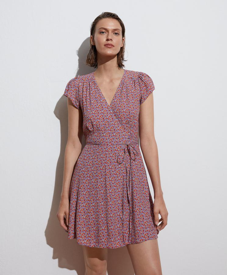 Vestido cruzado con estampado de flores de Oysho (29,99 euros)