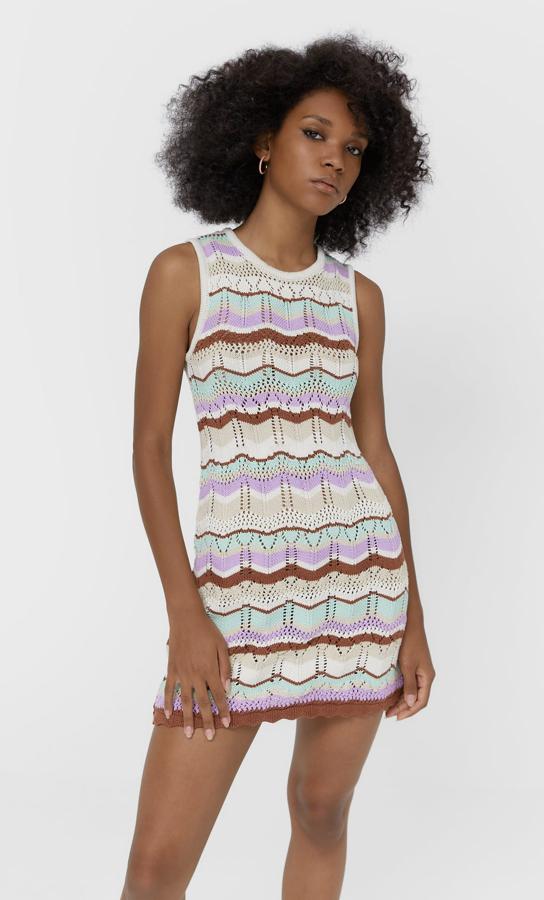 Mini vestido de punto calado de Stradivarius (19,99 euros)