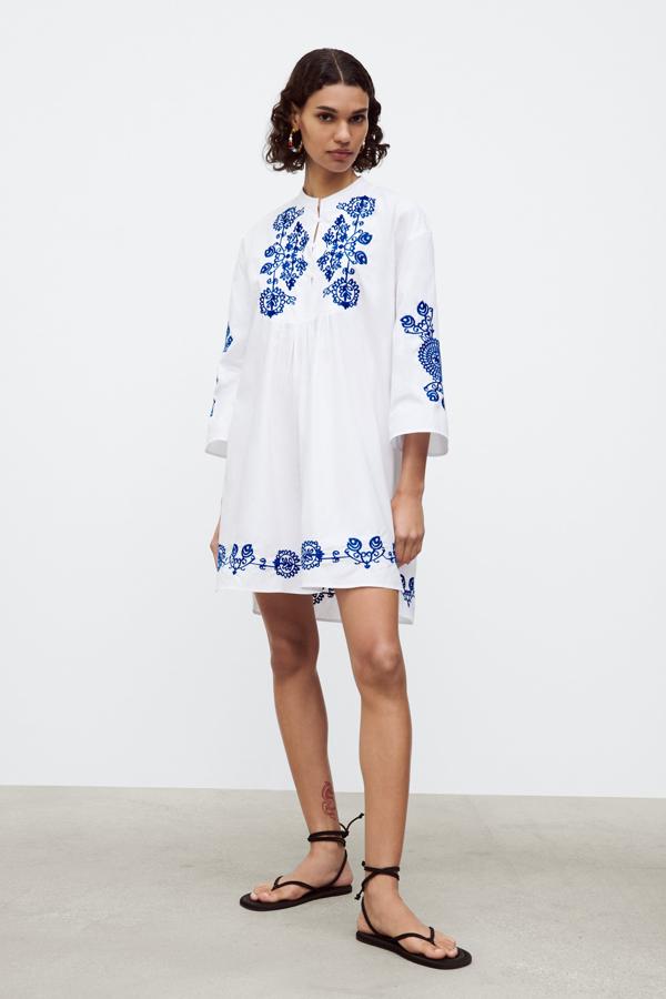 Mini vestido blanco con bordados azules de Zara (29,99 euros) 