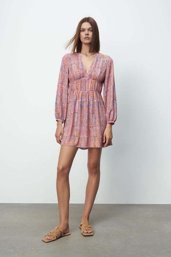 Mini vestido con manga larga de Zara (29,99 euros)