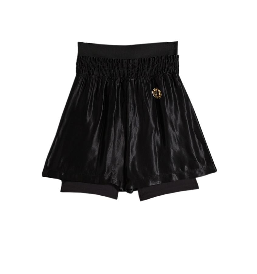 Bermuda satinada negra (29,99 euros).