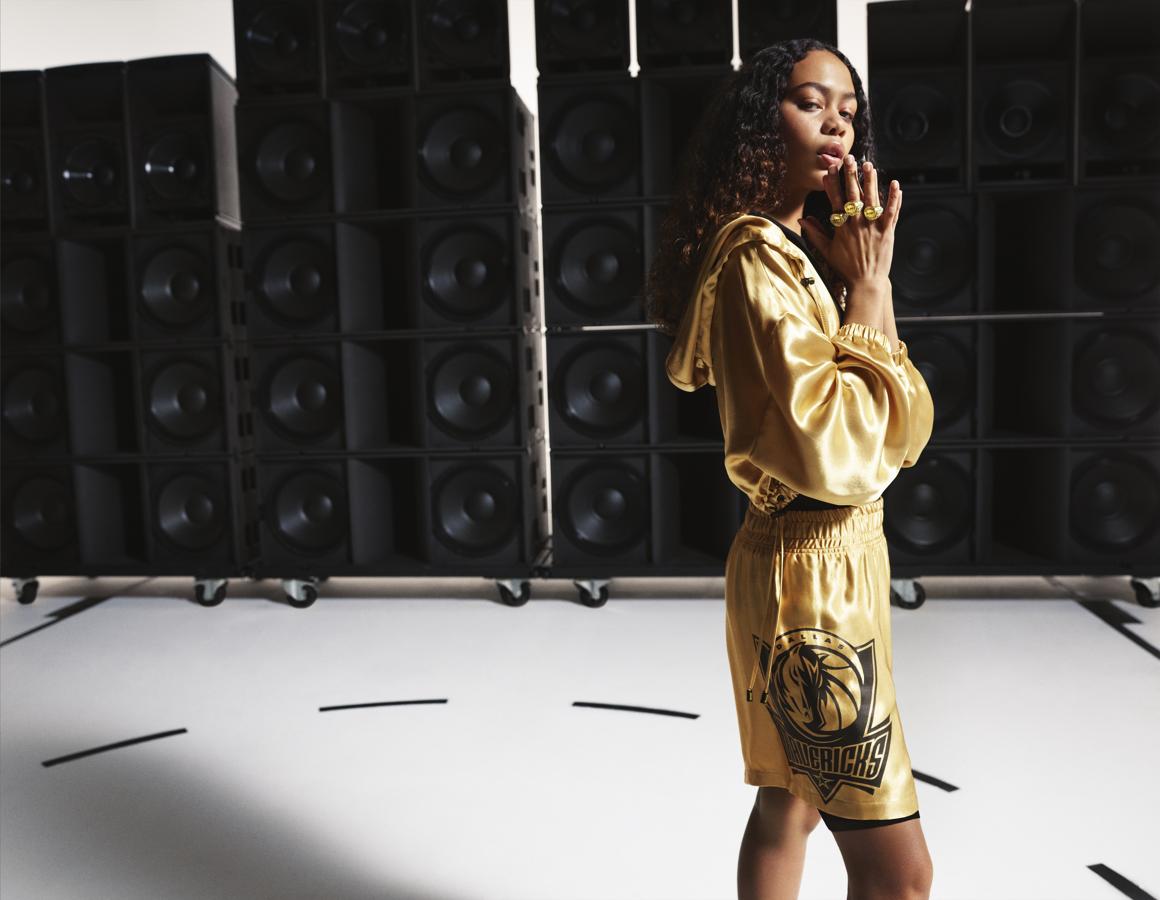 Cazadora cropped satinada (45,99 euros) y bermuda a juego (29,99 euros).