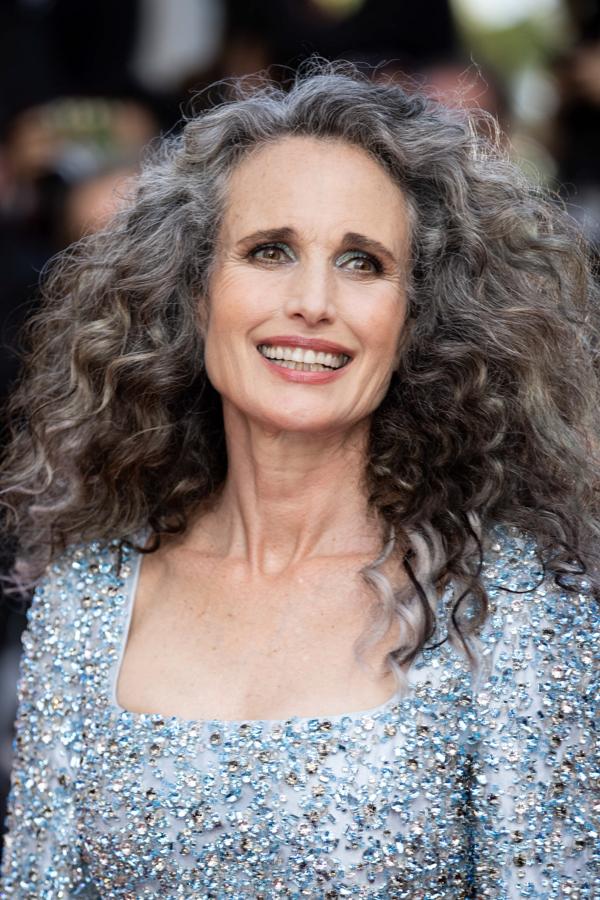 Andie MacDowell sorprendió en la alfombra roja de Cannes con este pelazo rizado protagonizado por unas canas muy aplaudidas.