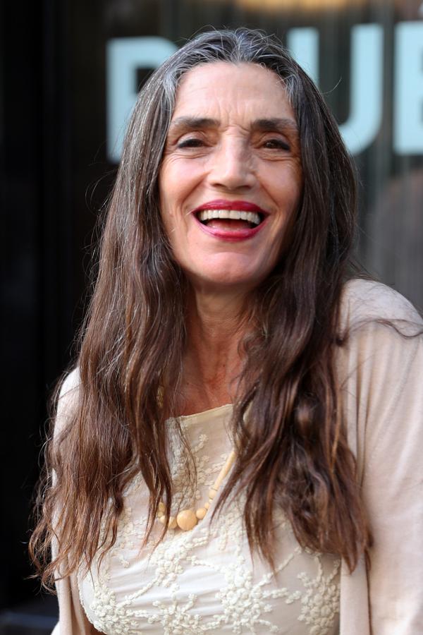 La acrtiz Ángela Molina es una de las mujeres que más ha apostado por las canas y ha dejado clarísimo que ama su pelo tal y como es.