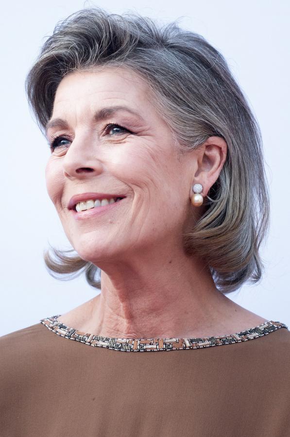 Carolina de Mónaco ha dejado atrás su moreno oscuro y ha abrazado sus canas con este long bob que le queda de maravilla.