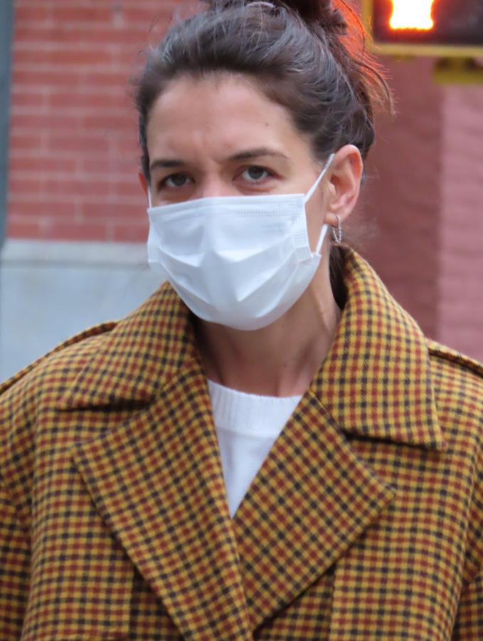 Katie Holmes ha sido vista en diferentes ocasiones con algunas canas en la raíz con las que ha demostrado naturalidad.