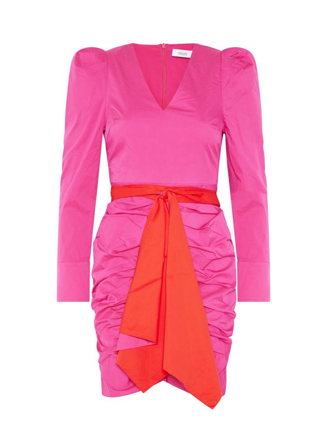 Vestido de popelín corto, manga larga, con fruncidos y detalle de cinturón en naranja.