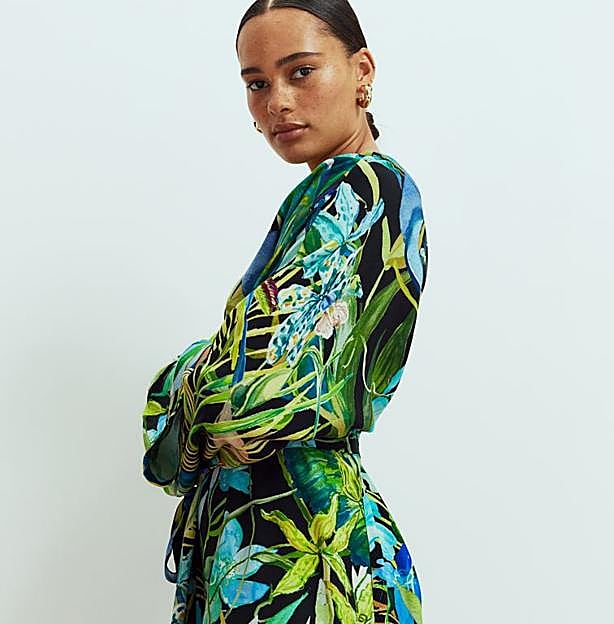 Imagen principal - El estampado tropical que está arrasando es lo único que necesitas para refrescar tu armario de verano